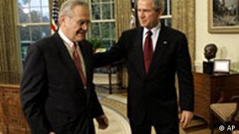 Ο Ράμσφελντ, το γεράκι του πολέμου με τον Μπους στο Οβάλ Όφις