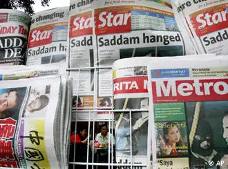 马来西亚报摊上，萨达姆被处死都是头版头条