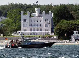 Ein Schnellboot der Polizei fährt am Grand Hotel Kempinski in Heiligendamm vorbei.