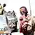 Äthiopischer Soldat mit Funkgerät im eroberten Kismayo
