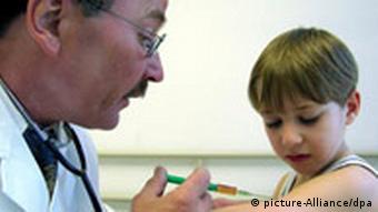 Arzt gibt Kind eine Spritze Wenn das Kind krank ist Gesundheit, Kinder, Krankheiten, Medizin
