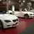 Drei weiße Modelle eines neuen BMW-Cabrios auf der Autoshow in Detroit