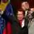 Hugo Chávez (links) und sein neuer Vizepräsident Jorge Rodriguez winken nach der Vereidigung des neuen Kabinetts von Chavez