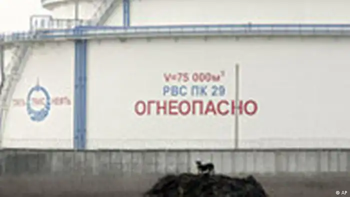 Емкость с российской нефтью на нефтеперерабатывающем заводе в белорусском Мозыре