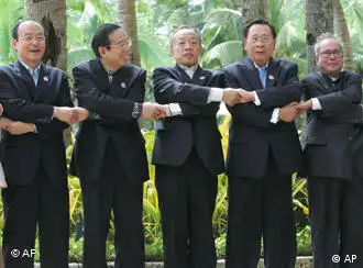 外长合影：韩国、日本（副）、中国、菲律宾和印度（从左至右）