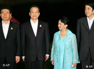 1月14日，温家宝（左2）和安倍晋三（右1）在东盟峰会上