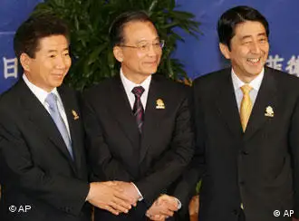东亚三国领导人在东盟峰会上（档案照片）