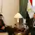 Rice und Mubarak sitzen da, auf Sofa und Sessel vor einer ägyptischen Flagge. Mubarak erklärt, Rice hört mit gefalteten Händfen zu.