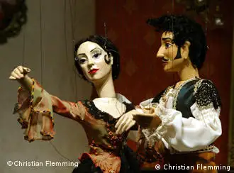 Zwei Marionetten in einer Szene aus Der Barbier von Sevilla, 2. Akt: Figaro und Rosina