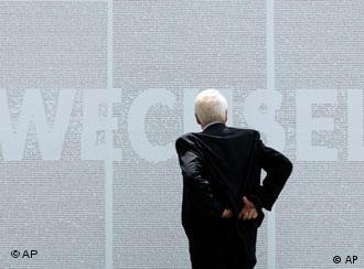 Stoiber gazes at a sign reading change -- an omen in July 2005?