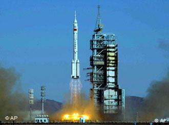 Shenzhou 5 saliendo de la base de Jiuquan