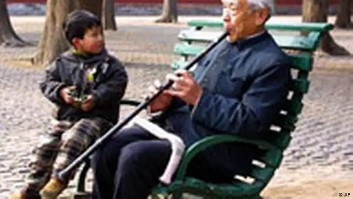 China alter Mann mit Flöte in Peking und Kind