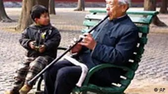 China alter Mann mit Flöte in Peking und Kind