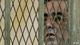 Oppositioneller Ayman Nour hinter Gittern (Foto: AP)