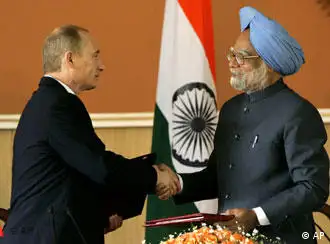 普京（左〕与印度总理辛格今年一月相会甚欢