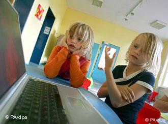 Zwei Kinder vor einem Computer