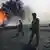 یک منبع نفتی در حال آتش سوزی در کویت
