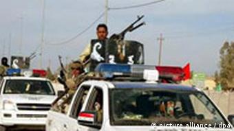 Mitglieder irakischer Spezialeinheiten in offenen Fahrzeugen (Foto: dpa)