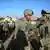 Generalleutnant David M. Rodriguez, Befehlshaber der 82. Airborne Division, wird von einem US-Soldaten im Osten Afghanistans begrüßt, Quelle: AP