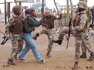 暴力是南非街头常见的一幕