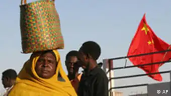 Sudan - Frau vor chinesischer Flagge