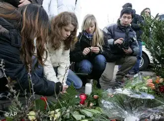 德国儿童在西腾森中餐馆前为死者点上蜡烛