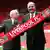 Georg Gillett und Tom Hicks, die neuen Besitzer des FC Liverpool, posieren im Stadion an der Anfield Road für die Fotografen. Sie halten einen Fan-Schal des FC Liverpool in den Händen.