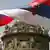 Сербский флаг на фоне здания министерства обороны