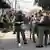 Thailändische Soldaten untersuchen das Haus, in dem ein Kollege starb