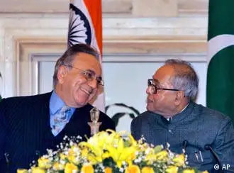 巴基斯坦外长Khursheed Kasuri（左）和印度外长Pranab Mukherjee谈笑风生