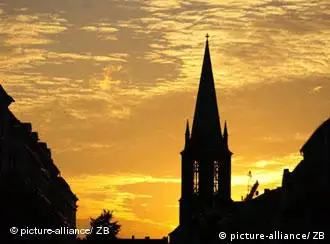 Silhouette der Gethsemanekirche im abendlichen Himmel