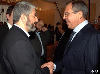 Russlands Außenminister Lawrow (rechts) empängt Hamas-Führer Maschaal