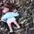 Eine Puppe liegt auf einem Waldboden, Quelle: AP
