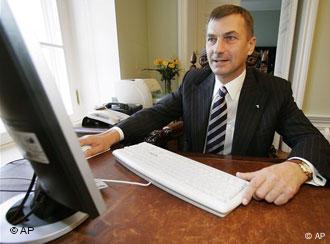 Der estnische Premierminister Andrus am Computer, Foto: AP