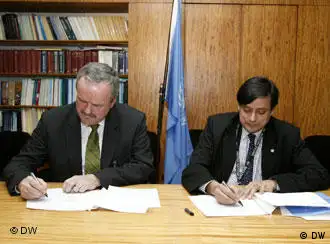 UN-Vertreter Shashi Tharoor (l.) und der Intendant der Deutschen Welle, Erik Bettermann bei der Unterzeichnung des Kooperationsvertrags in New York