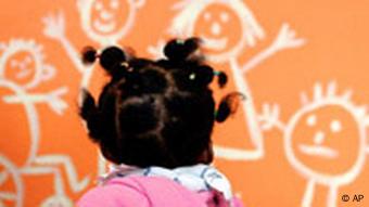 Kind vor Wand mit Kindbildern (Foto: AP)