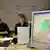 Computerbildschirm zeigt Irakkarte, im Hintergrund zwei Mitarbeiter (Quelle: dpa)