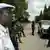 Morgan Tsvangirai mit mehreren Polizisten (Quelle: AP)