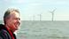 Tony Blair an Küste. Im Hintergrund Windkraftanlagen im Meer (Quelle: AP) Tony Blair an Küste. Im Hintergrund Windkraftanlagen im Meer (Quelle: AP)