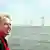 Tony Blair an Küste. Im Hintergrund Windkraftanlagen im Meer (Quelle: AP)