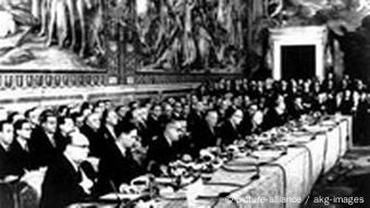 In Rom versammelten sich die Regierungschefs, langer Tisch mit Abgeorndeten