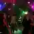 Menschen tanzen in einer Disco mit Lichteffekten (Foto: dpa/24.02.2007)
