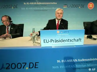 在纽伦堡举行的东盟欧盟会晤。中为欧盟轮值主席、德国外长施泰因迈尔