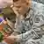 Soldat liest Idiotenführer "Wie man den Irak überlebt". Quelle: ap