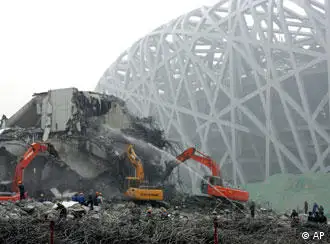 筹建中的北京奥运主场馆“鸟巢”