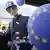 Ein Pantomime weist Berliner auf die Feiern zum 50. Geburtstag der EU hin, Quelle: AP
