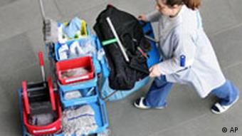 Καθαρίστρια σε ώρα εργασίας Καθαρίστρια σε ώρα εργασίας