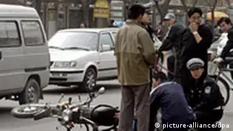 Polizisten an einer Unfallstelle in Peking