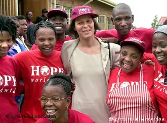 前德国总统劳的夫人与非洲艾滋病救助组织在一起
