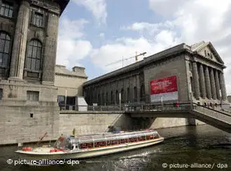 Die Berliner Museumsinsel mit dem Pergamon-Museum. Foto: Rainer Jensen (c) dpa - Report